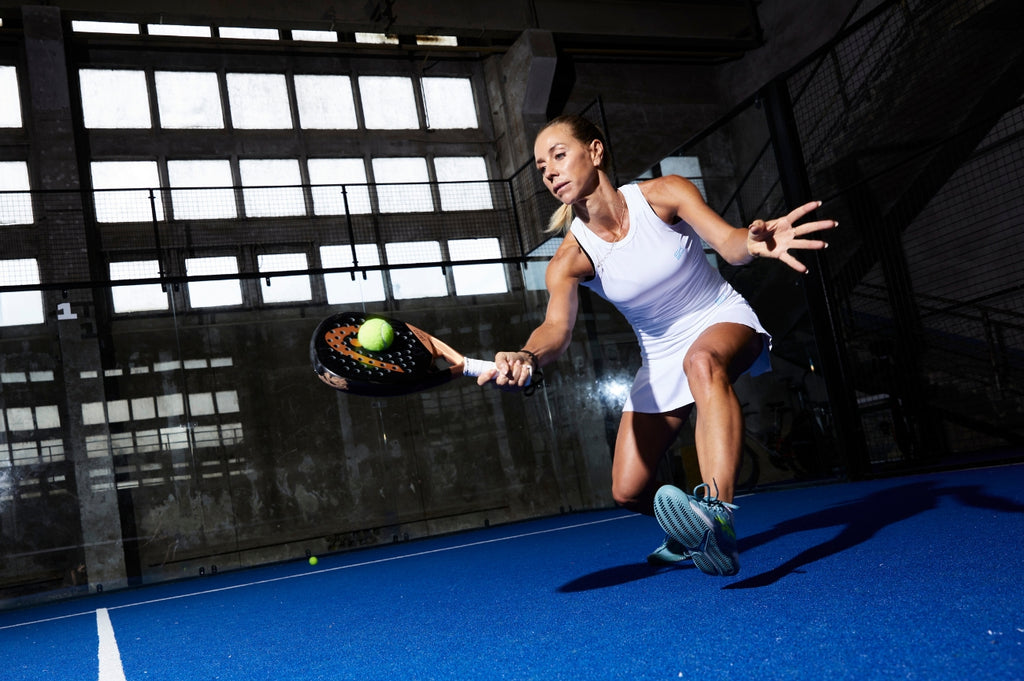 Denise beim Padel spielen