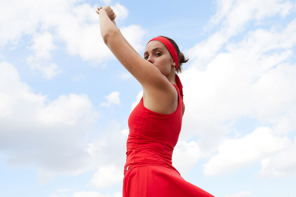 Tennisbekleidung in Rot bestehend aus rotem Tennisrock und Tennis Top