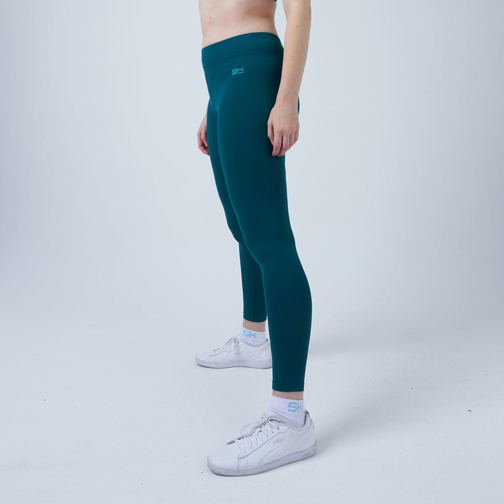 Frau mit petrolfarbener langer Leggings von Sportkind