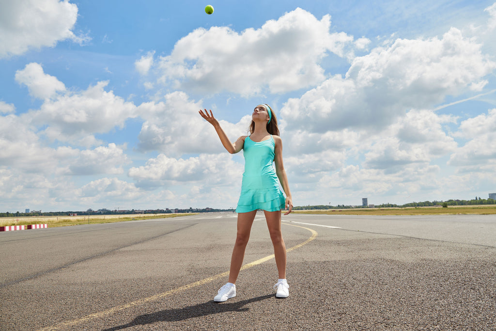 Mädchen mit Tennisbekleidung in Türkis bestehend aus Rock und Top von Sportkind